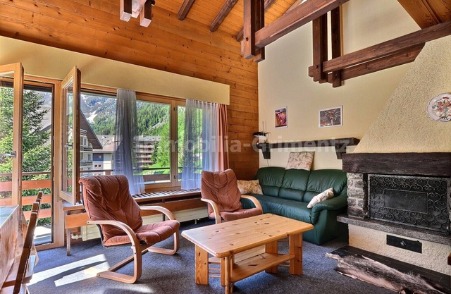 Middle class flat on 2 levels for 6 people, living room, kitchen area with dishwasher, 1 double bedr