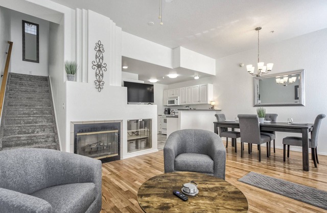 Midterm Rental in Beautiful SW, Wifi, Garage, Sport Court, Trail, Broadmoor World Arena