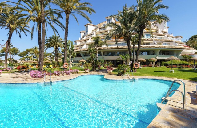 "Mijas Costa Modern 2 Bed Apartment" with Sea & Mountain View, Pool & Garden