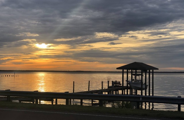 Mikes by the baynPet friendly Waterfront view, child friendly. Beaches close