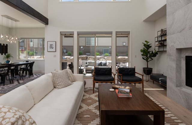 Milepost Manor | 5bdrm sleeps 11 | 10 to Bend 20 to Bachelor | 7pp Hot Tub