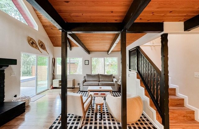 Miley's Mountain House- 25 min from Stevens Pass, creek side firepit, hot tub