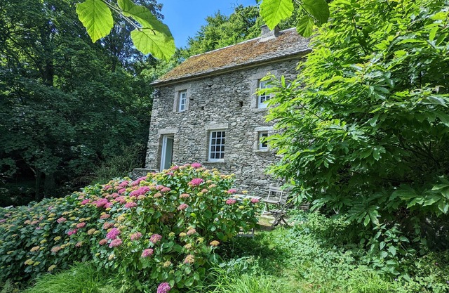 Mill for 2, facing the sea, 300m to the beach and great walks. Next to a castle.