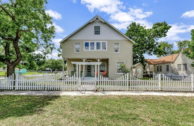 Millers Shabby Chic and Beachie 5 Bedroom 2 Bath 3 blocks from Downtown