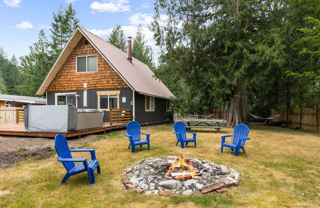 Millie's charming pet friendly cabin w/wifi, fenced yard by hikes & Stevens Pass