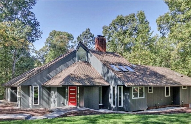Million-dollar home in uscale Mooreland Farms neighborhood