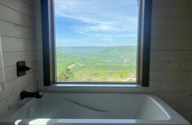Million Dollar Views! Jacuzzi Room Best Location