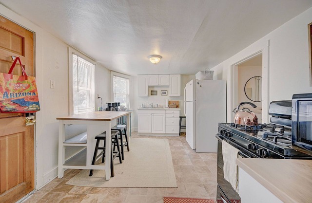 Milwaukee 1BR Bungalow with free parking