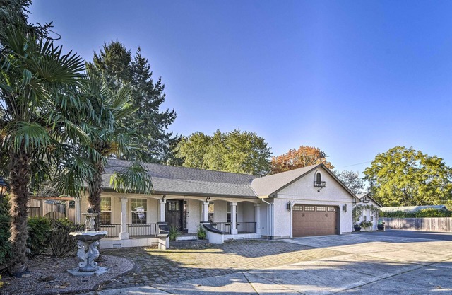 Milwaukie Vacation Rental w/Backyard, Office