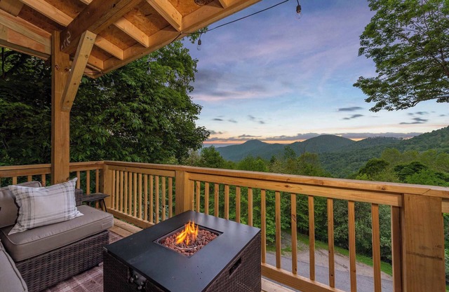 Min to Hatley~Mountain Views~Hot Tub~Game Room!