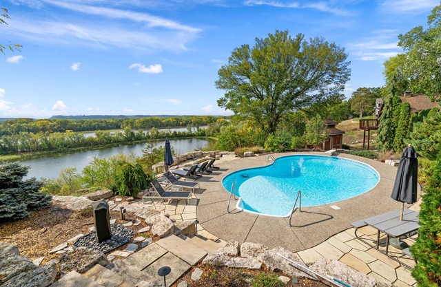 MINNeSTAY* Riverfront Inn | Hot Tub