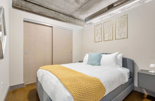 MINNeSTAY* Sable 504 | Target Field | North Loop