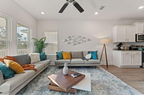 Mins to the Beach/King Beds/Arcade-Snowbird Deals!