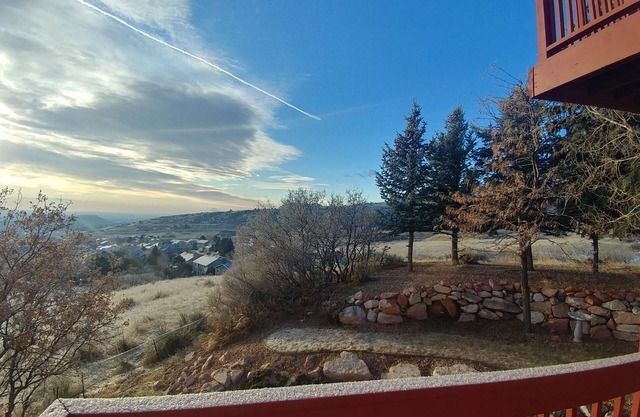 Minutes from all attractions while enjoying a mountain view from the patio.
