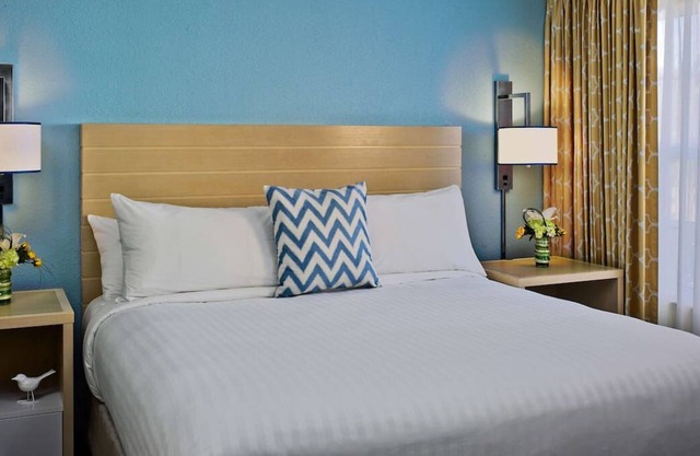 Minutes from Birmingham Botanical Gardens! FREE Parking, Private Kitchen, Pool!