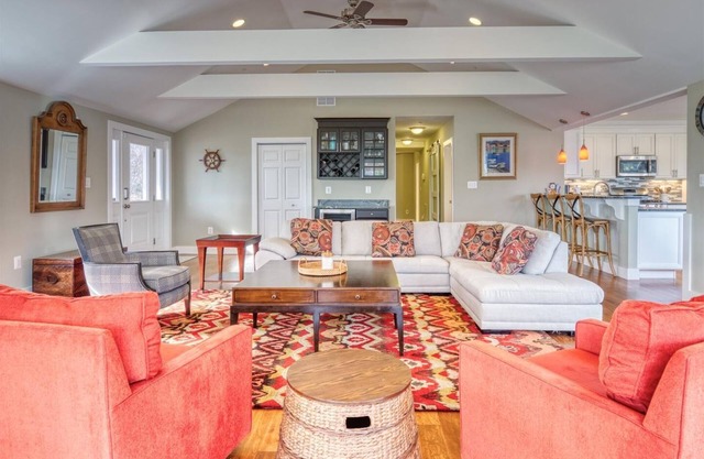 Minutes from Downtown Oxford and Easton | Pool | Private Dock | Kayaks