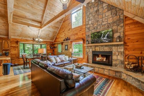 Minutes from downtown Blue Ridge Hot Tub & Game Room