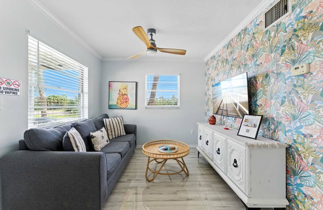 Minutes to Anna Maria - Canal Hangout Onsite Apartment