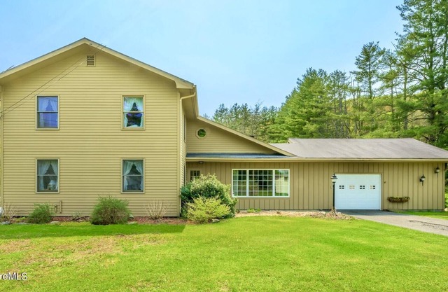 Minutes to downtown Great Barrington and many Berkshire attractions.