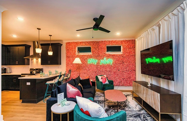 MINUTES TO DOWNTOWN 🌃🏙️ | BACKYARD SPACE 🌲PERFECT FOR 🎉CELEBRATIONS 💐
