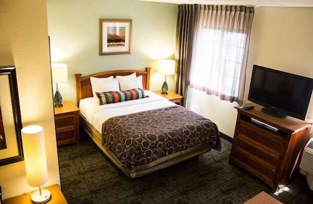 Minutes to Grapevine Convention, Parking, Swimming Pool and FREE breakfast