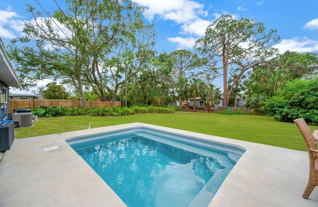 Minutes to Siesta Beach! Gorgeous home with pool