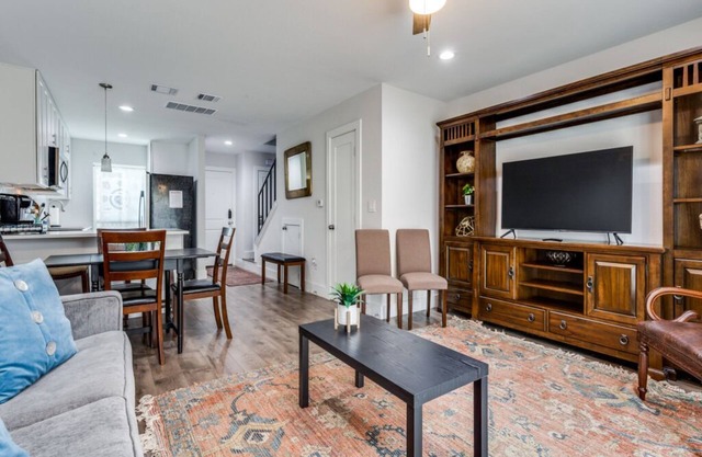 Minutes to trendy spots, free parking, new inside!