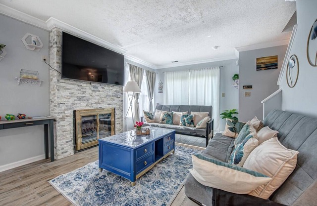 Minutes to Uptown! Near Shops & Transit Special Offer