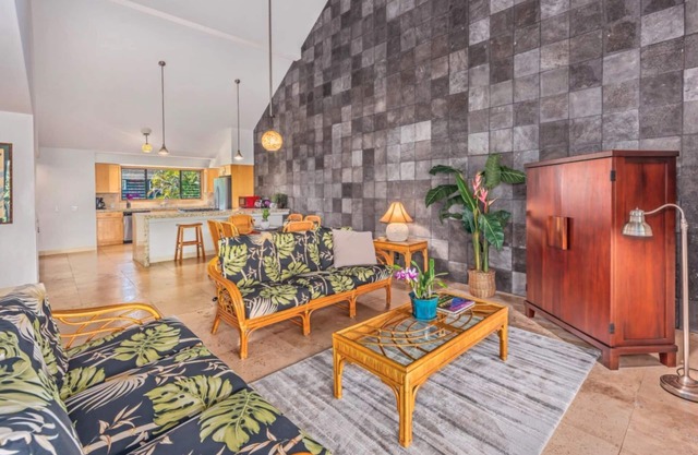 Minutes Walk to Hanalei Bay, beach, & town w/AC in bed rooms