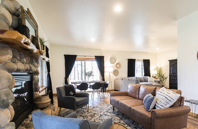 Mission 22 Large farmhouse, with walking trails. Close to town!