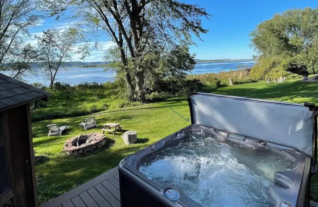 Mississippi River Home/HOT TUB/Sleeps 8