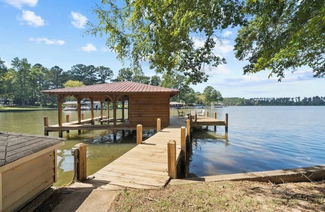 Misty Cove Sleeps 6, Private Dock & Great Fishing