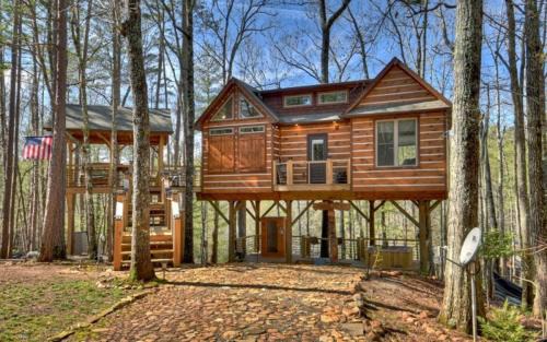 Misty Mountain Treehouse - Luxurious Mountain Views, Hot Tub, Pet Friendly, Porch Swing - Morganton, GA