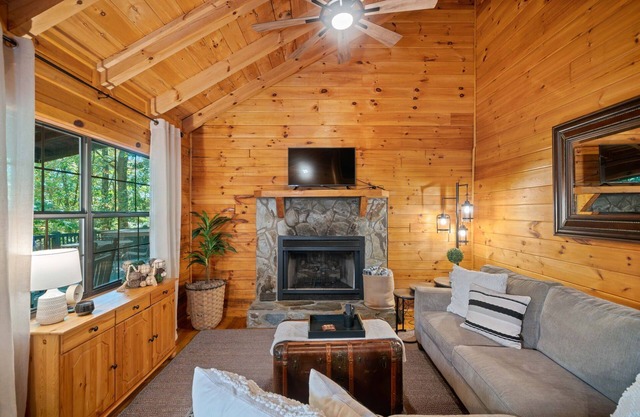 MJ's Beary Cozy Cabin. Hot tub, Fire pit Fireplace