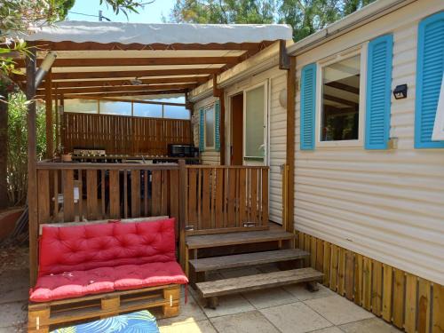 Mobil Home climatisé avec terrasse dans camping l'Escale, calme, à 20 mn à pied de la plage