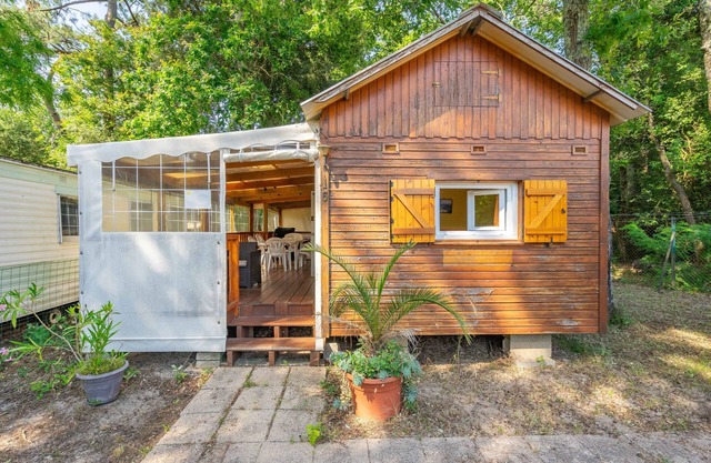 Mobile Home 'Mh16 La Tremblade' with Shared Pool, Private Terrace and Air Conditioning