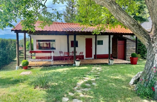 Mobilhome sous chalet en bois à la ferme