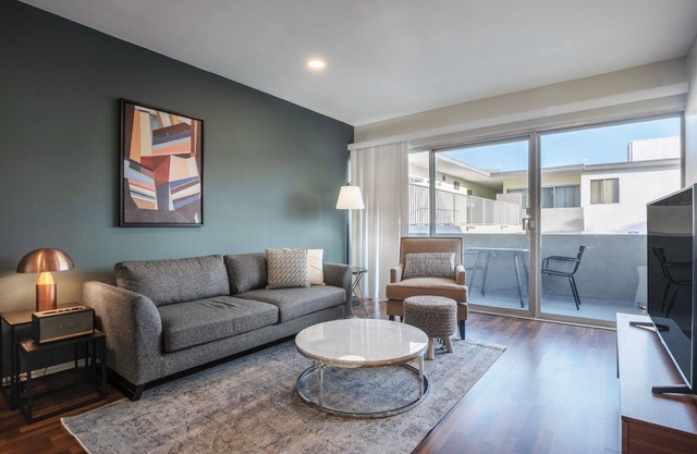 Mod Brentwood 1BR w/Outdoor Pool, near UCLA & Downtown, by Blueground