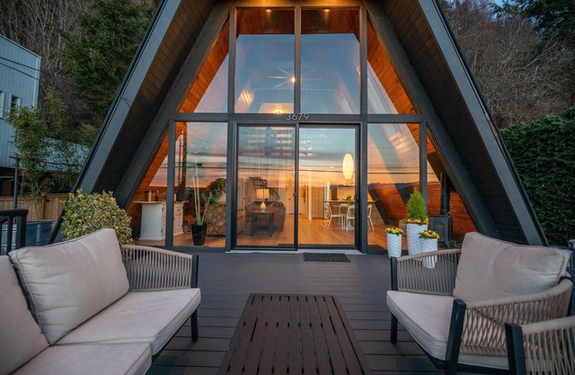 Mod Whidbey Island A-Frame Walkable to Beach