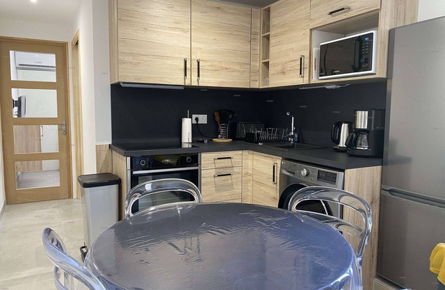 Modern 1-Bed Apt near Thau Lagoon, A/C & Internet, Close to Town Center