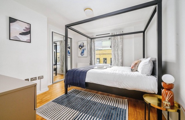 Modern 1-bedroom apartment in Romford Town with WiFi, Balcony & More