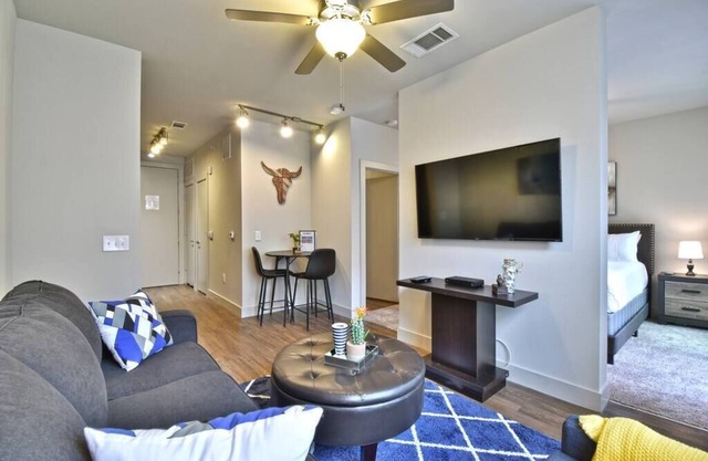 Modern 1 Bedroom Apartment + Garage Parking