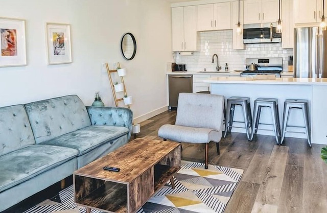 Modern 1 BR Pool Kitchen LaundryBeaches