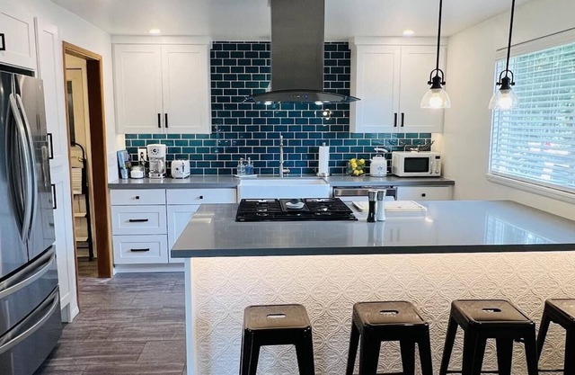 Modern 1950’s bungalow - 10m from the beach and 15m to downtown!