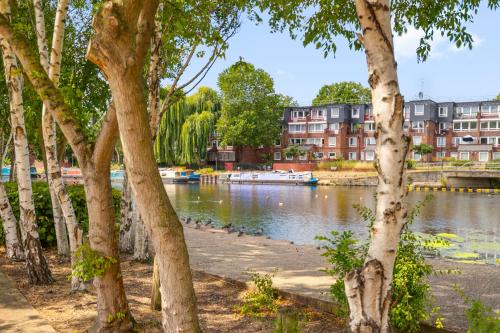 Modern 1BR, 10 Mins to Central London & Hotspur stadium with Parking