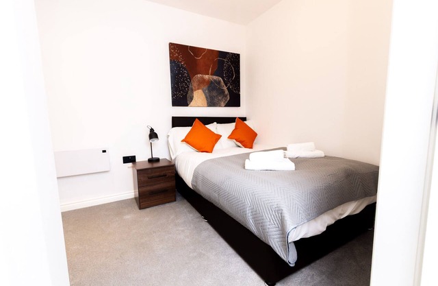 Modern 1BR Apt with City Views - Walk to Leeds CC