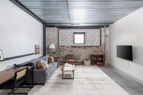 Modern 1BR Close to Fiserv with Parking