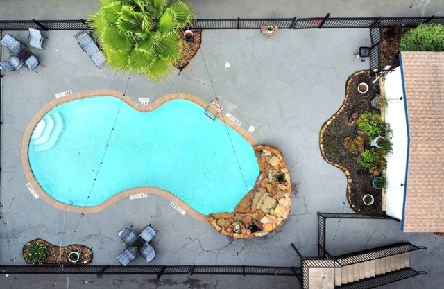 Modern 2-BD/1-BT King Suite | The Galleria