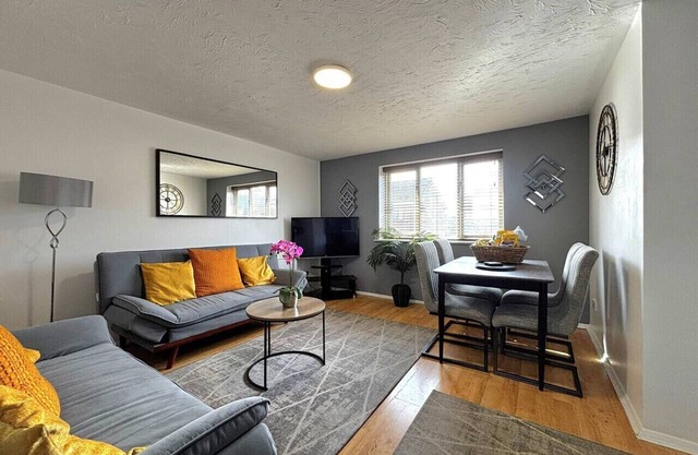 Modern 2 Bed Apartment with free private parking