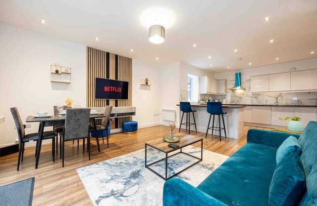Modern 2-Bed Apartment with Parking